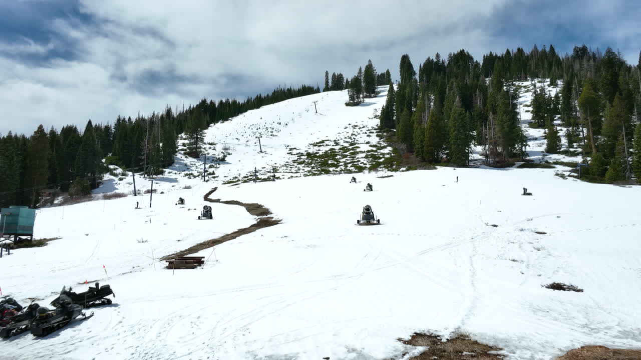 Vista aerea sulle piste da sci innevate del resort di Homewood Mountain, inverno a Tahoe