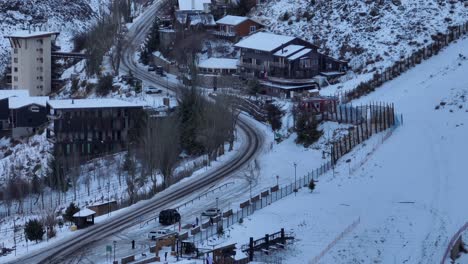 Luftaufnahmen-Von-Farellones,-Die-Den-Blick-Auf-Häuser-Und-Die-Skipisten-Freigeben