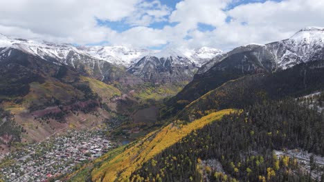 Increíble-Vista-Aérea-Del-Pequeño-Asentamiento-Telururo,-Popular-Destino-Turístico-En-Colorado,-Montañas-Rocosas