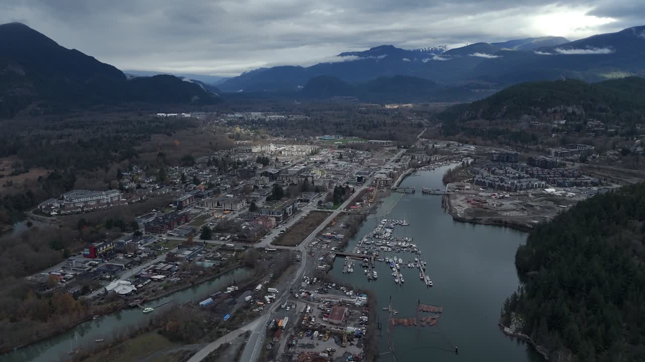 Vista aerea panoramica della città di Squamish, vicino a Vancouver, nella Columbia Britannica, Canada