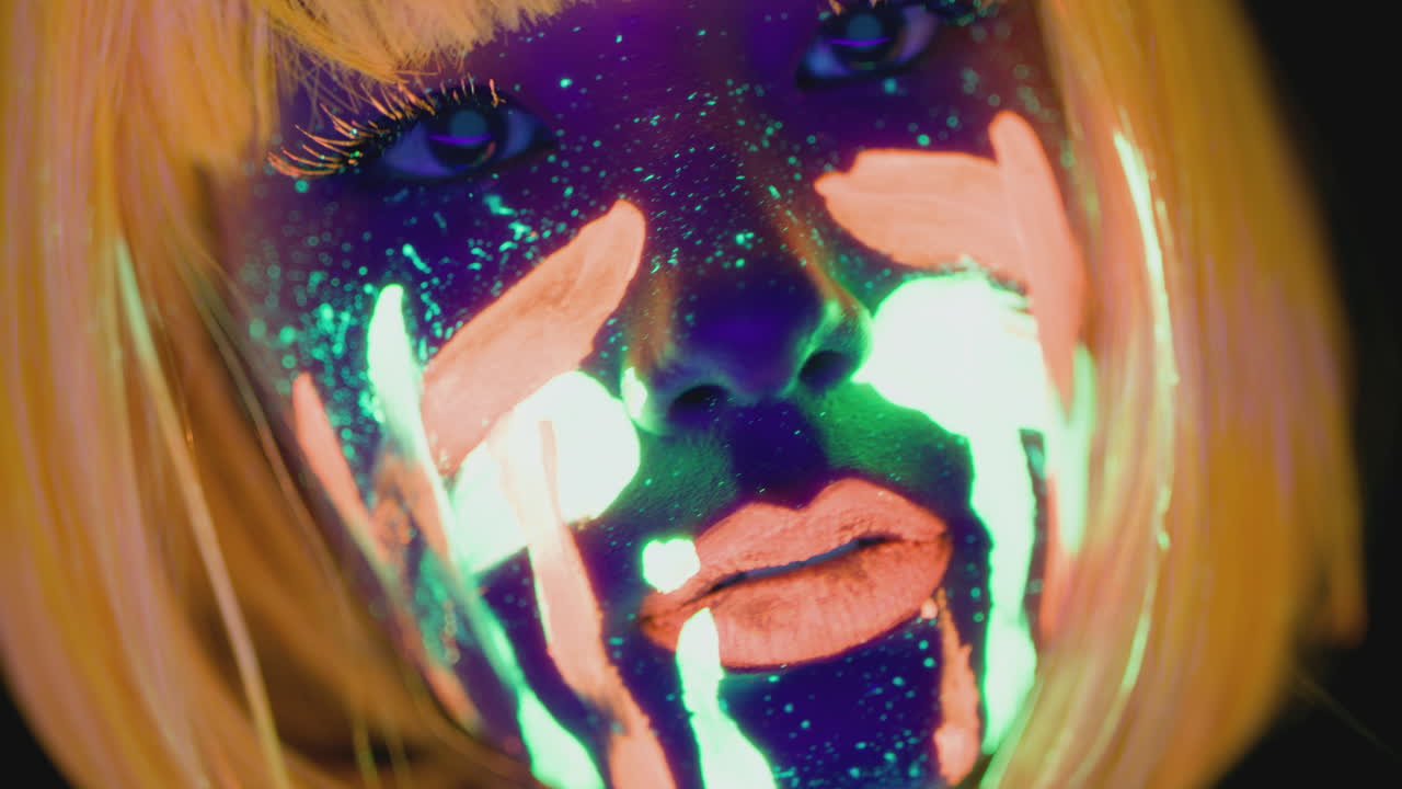 donna con la faccia dipinta al neon