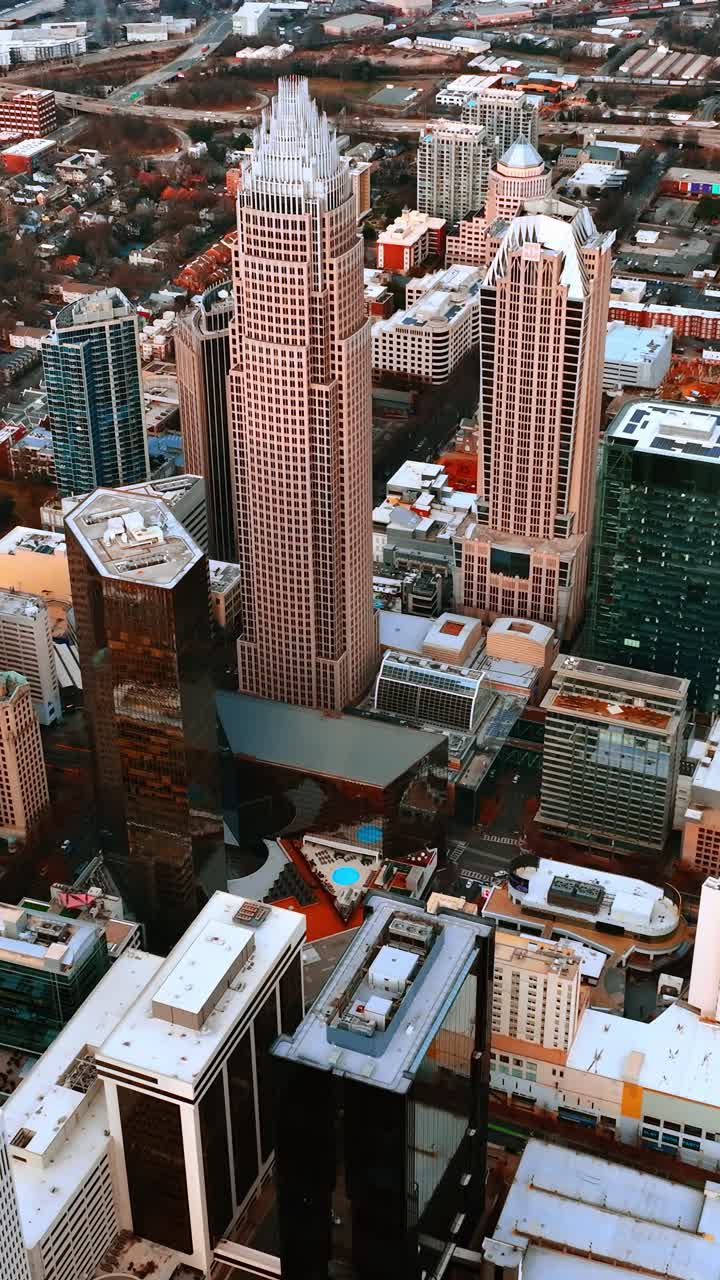 Vista di una grande città moderna da una prospettiva aerea. Un gruppo di grattacieli nel centro di Charlotte, Carolina del Nord, USA. Video verticale.