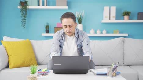 El-Hombre-Que-Se-Quedó-Dormido-Frente-A-Una-Computadora-Portátil.