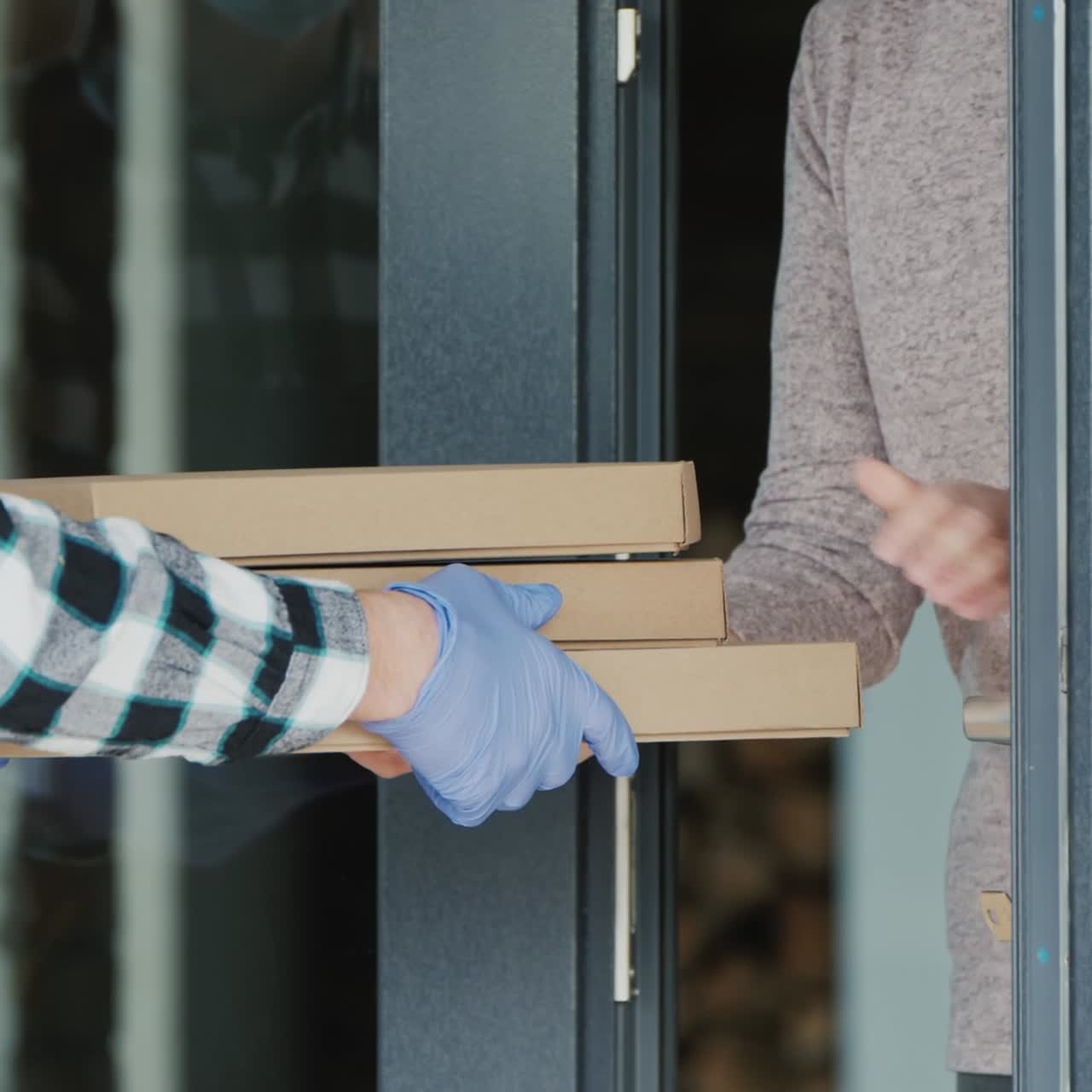 Il corriere porta scatole di prodotti per il viso alla porta dell'ordine
