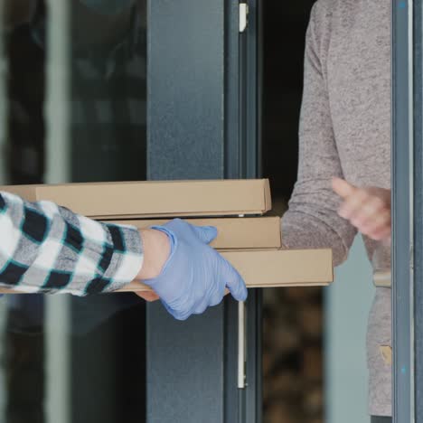 el mensajero trae cajas de la cara a la puerta de pedidos