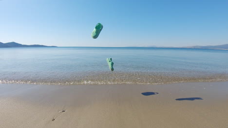 un clip invertido de zapatos que se arroja al agua