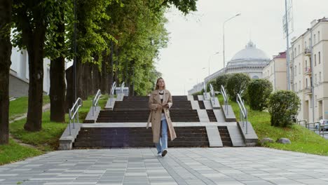 mujer caminando por las escaleras de la ciudad