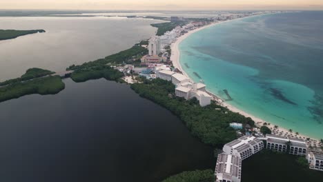 Vista-Aérea-De-La-Zona-Hotelera-De-La-Riviera-Maya-De-Cancún,-México,-Al-Atardecer