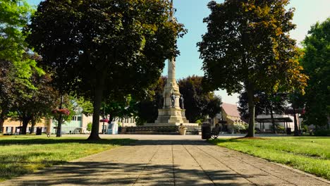 Er-Nähert-Sich-Aus-Geringer-Höhe-Und-Neigt-Sich-In-Einen-Niedrigen-Winkel,-Um-Das-Beeindruckende-Denkmal-Zu-Zeigen