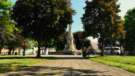 acercándose a una altura baja y inclinándose a un ángulo bajo para mostrar el impresionante monumento