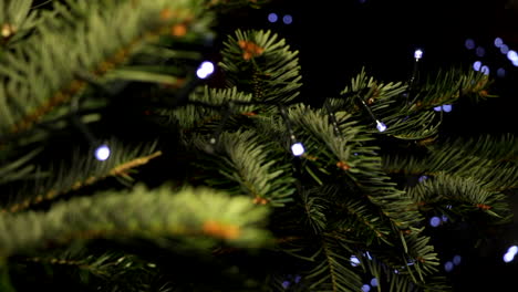 tiro de primer plano y enfoque, árbol de navidad con luces de cadena led y bokeh
