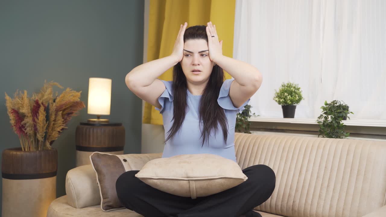 공격적이고 신경질적인 여성입니다.