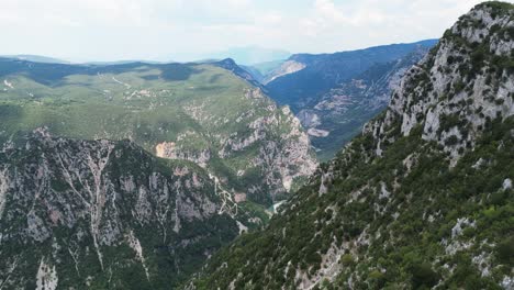 cordillera de piedra caliza verde en el parque nacional de tzoumerka, ioannia, epirus, grecia - vista desde el aire