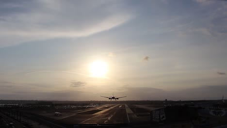 Avión-Volando-Sobre-La-Cabeza,-Despegando