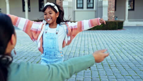 Madre,-Niño-Feliz-Y-Abrazo-En-La-Escuela-Al-Aire-Libre