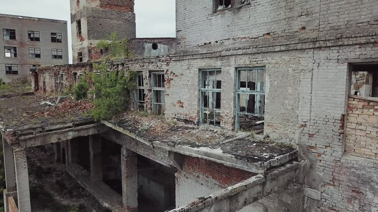 Vista aérea de una fábrica destruida durante la guerra