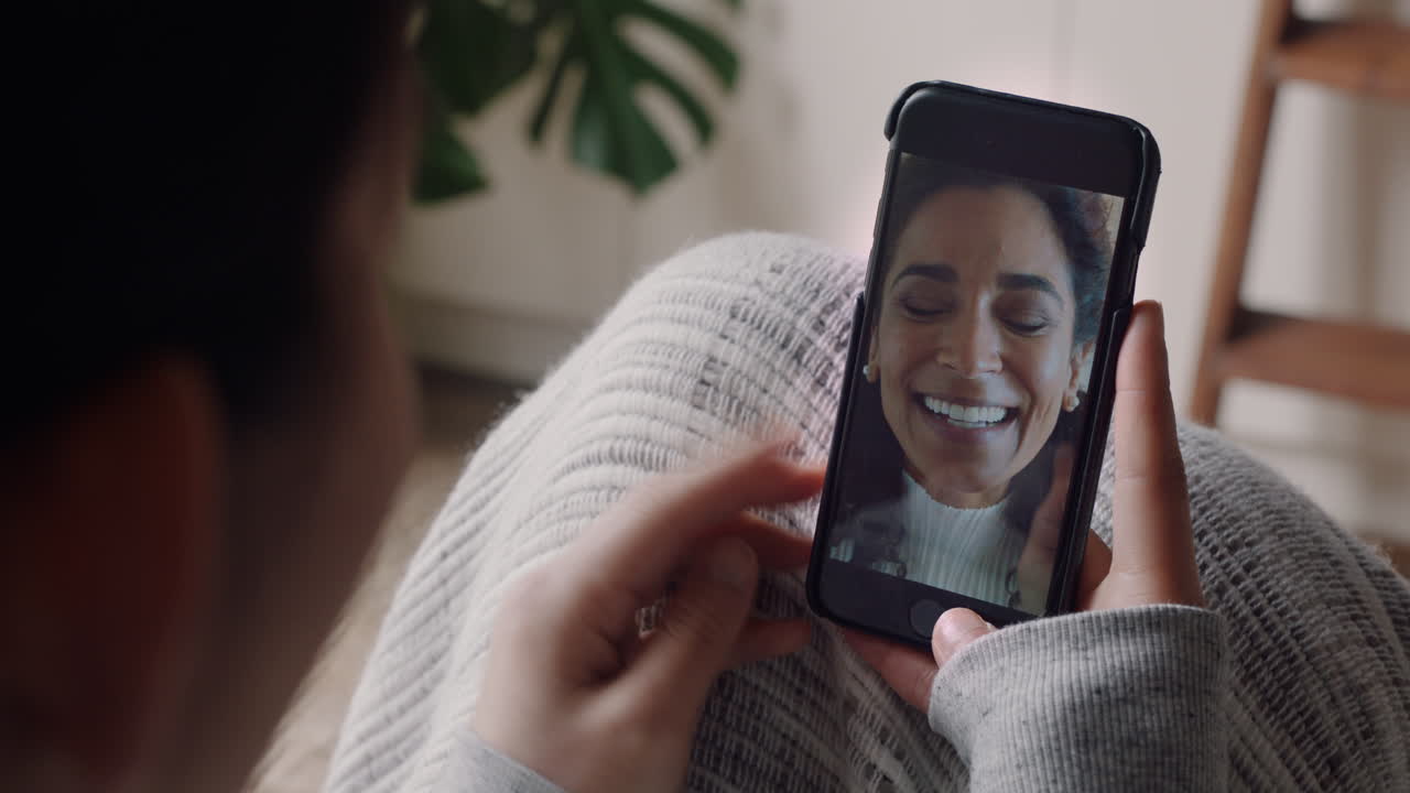 mujer sorda mujer que usa un teléfono inteligente video chateando con su mejor amiga comunicándose con lenguaje de señas gestos con las manos disfrutando de la comunicación en línea