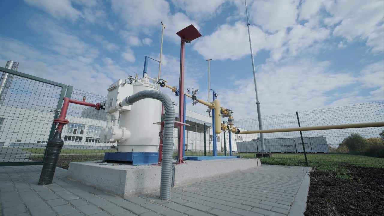 가스 배급 스테이션 - 공업 시설 - 여름날에 열린 공간에서 파이프를 가진 가스 가공 스테이션. 가스 공급 - 파이프로 천연 가스를 운반하는 것.