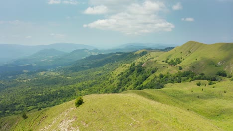 Erstaunlicher-Panoramablick-Auf-Die-Grüne-Bergkette-In-Der-Region-Kachetien-In-Georgien