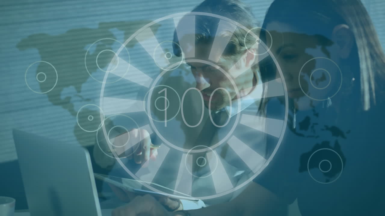 노트북을 사용하는 사업가와 사업가들의 애니메이션은 100개까지 늘어나고 있습니다.