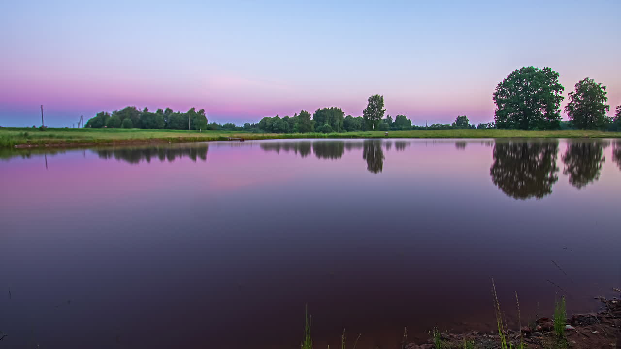 majestuosos colores vibrantes del lapso de tiempo de fusión del amanecer del lago