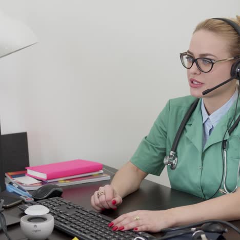 hermosa doctora teniendo una conversación en línea con un paciente sentado frente a la computadora