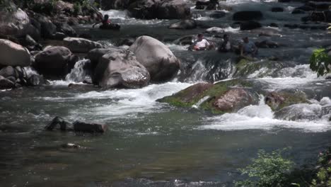 Menschenschlauch-Auf-Einem-Fluss