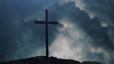 Poste-Cruzado-De-Silueta-En-La-Cima-De-La-Montaña-Con-Fondo-De-Nube-Oscura-Acompañado-De-Un-Rayo