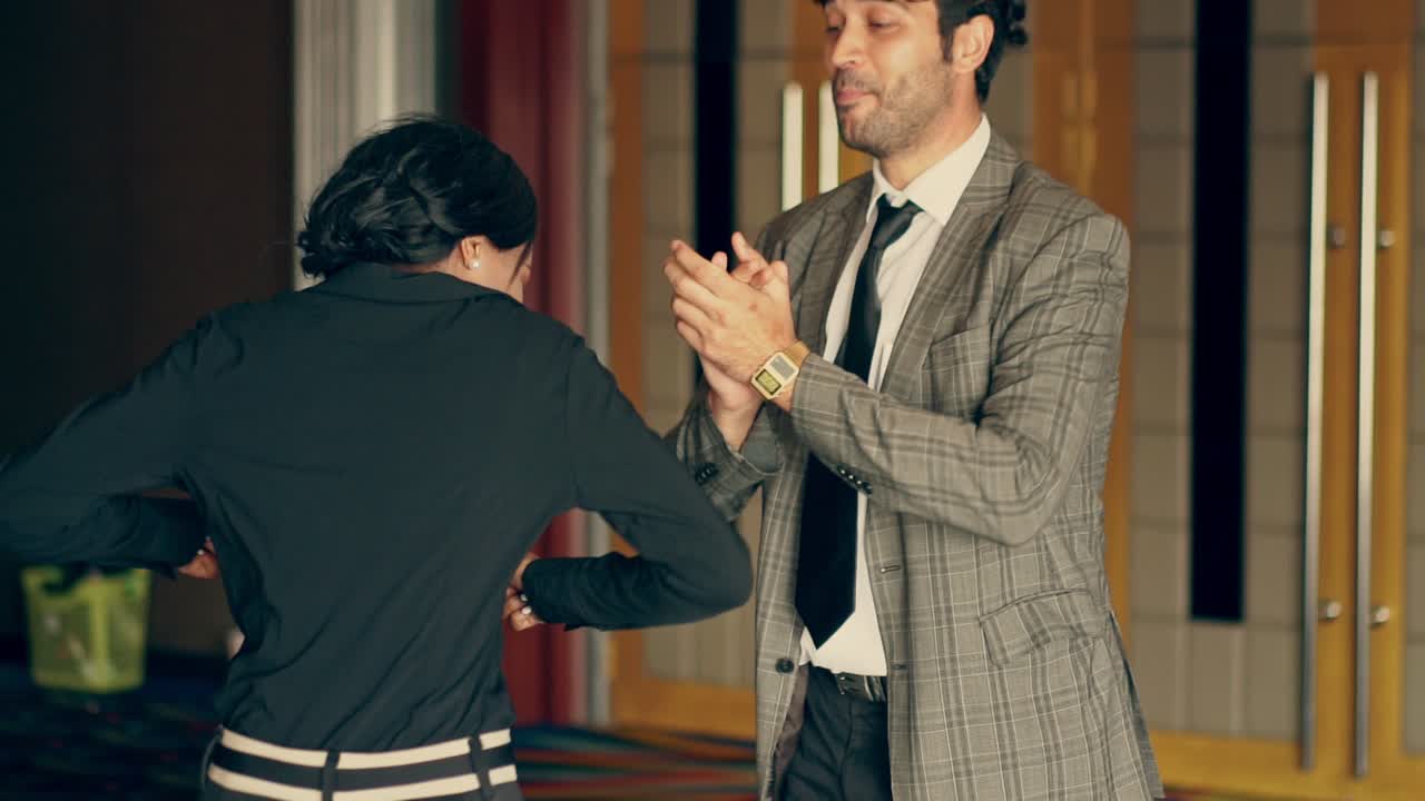 남자들과 여자들은 클럽에서 행복하게 춤을 추고 있습니다.