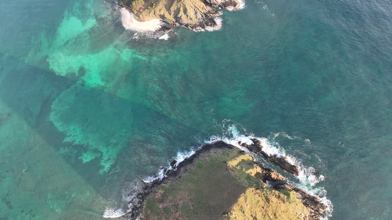 vista a volo d'uccello delle isole mokulua con un bellissimo oceano che si estende su ogni isola e dettagli di spiagge e onde all'alba con ombre