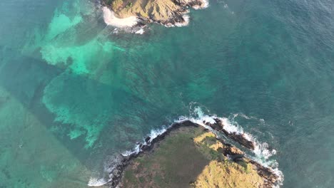 Vogelperspektive-Auf-Die-Mokulua-Inseln-Mit-Wunderschönem-Ozeanschwenk-Bis-Zu-Jeder-Insel-Und-Details-Von-Stränden-Und-Wellen-Bei-Sonnenaufgang-Mit-Schatten