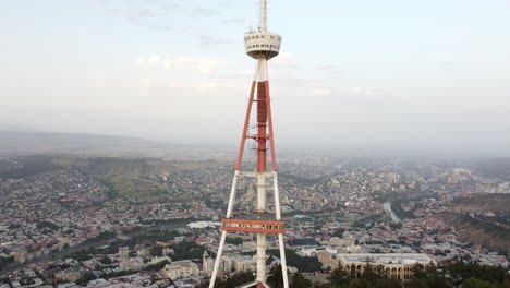 funicular park tbilisi y torre de transmisión de televisión independiente