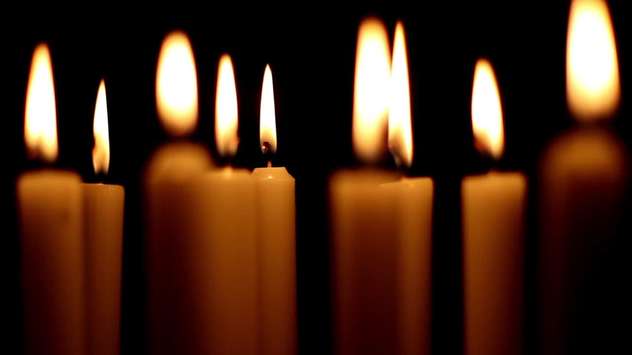 Candele Accese Sfondo Nero 6