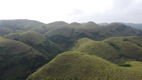 Vista-Aérea,-Bizzare-Mirando-Grandes-Colinas-De-Teletubbies-En-La-Isla-De-Nusa-Penida,-Bali---Indonesia