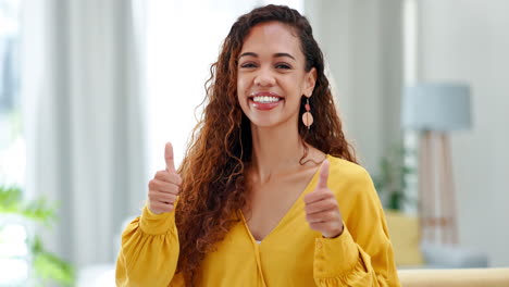 mujer feliz, cara y pulgares hacia arriba con una sonrisa