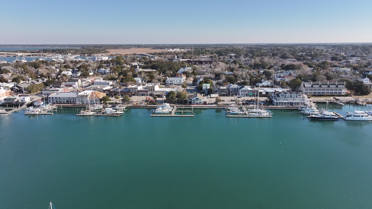 Ripresa grandangolare con drone di barche al molo a Beaufort NC, inquadratura aerea.