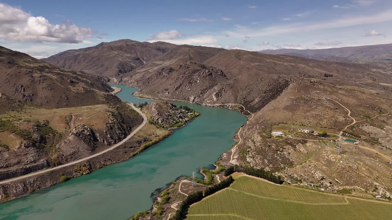 Scatto magnifico dei sobborghi della città di Cromwell, fiume Clutha tra le montagne, regione di Otago, Isola del Sud, Nuova Zelanda