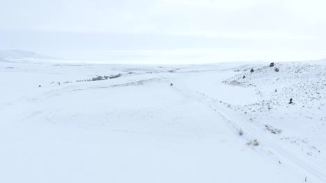 Verschneite-Straße-Mitten-Im-Nirgendwo