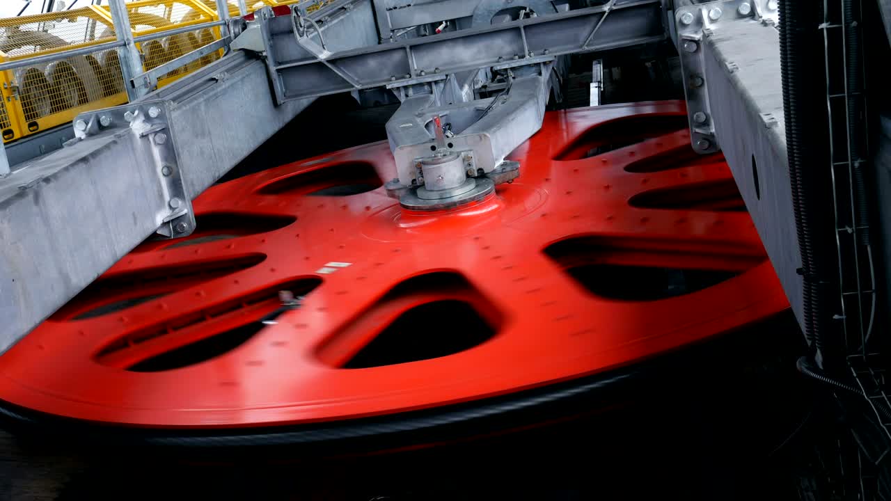 rueda de inhibición roja giratoria en la sala de máquinas del teleférico