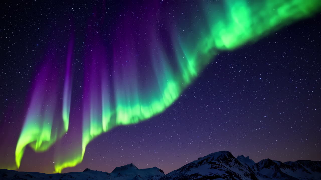 aurora boreal sobre las montañas nevadas