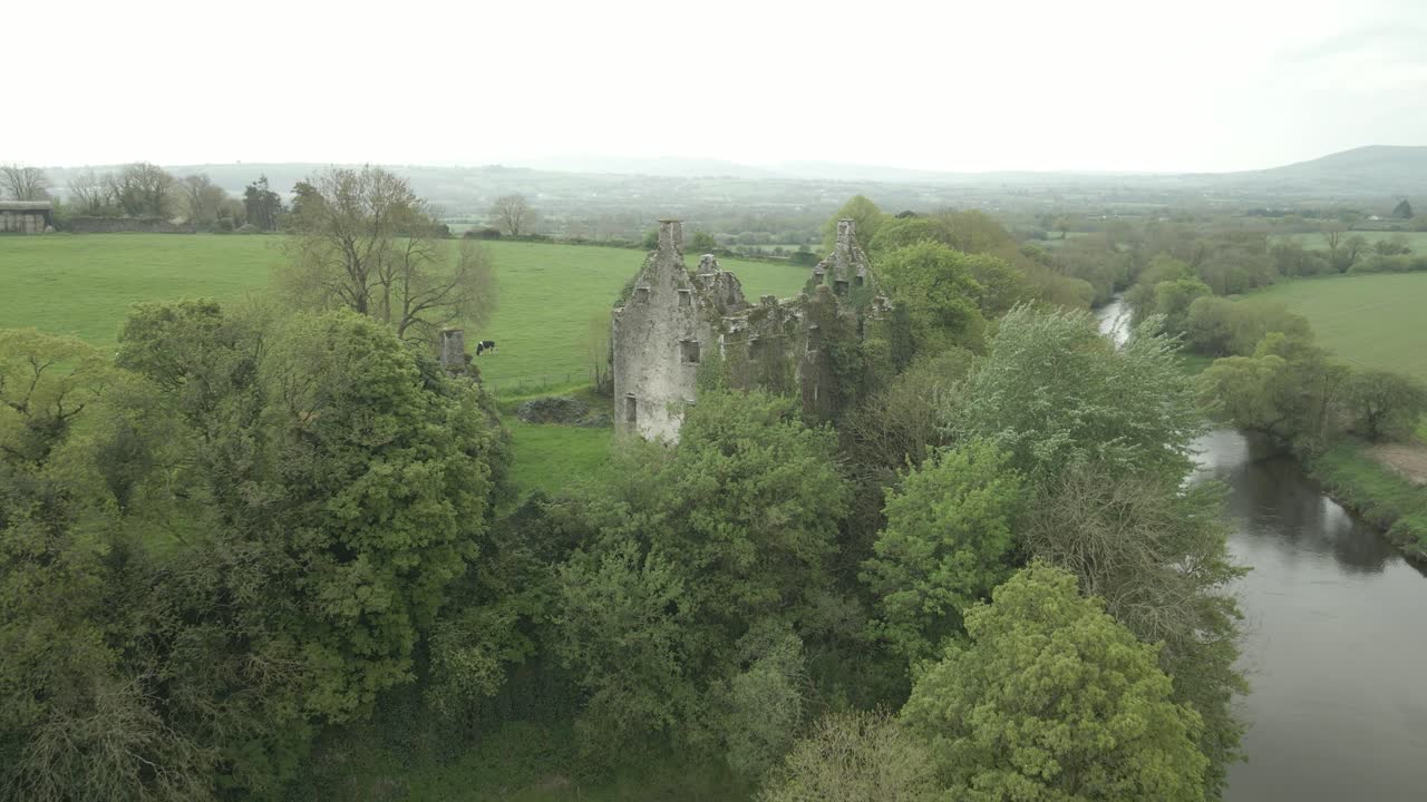 Sorvolo delle rovine del Castello di Dromaneen vicino al fiume Blackwater nella contea di Cork, Irlanda
