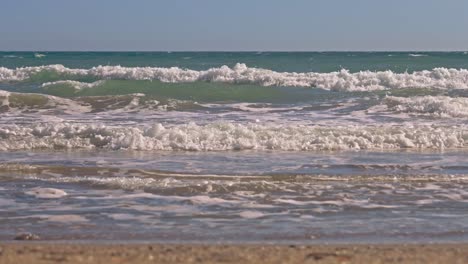 playa vacía, olas rompiendo en la orilla en cámara lenta
