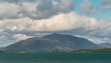 mont dore se eleva por encima de la isla de nueva caledonia con un espectacular paisaje nublado de lapso de tiempo sobre la cabeza