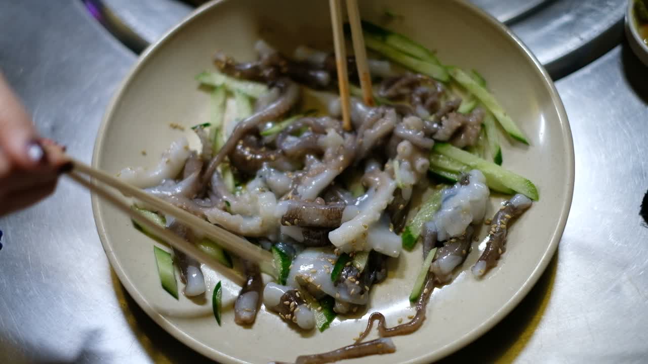 la gente disfruta recogiendo tentáculos de pulpo.