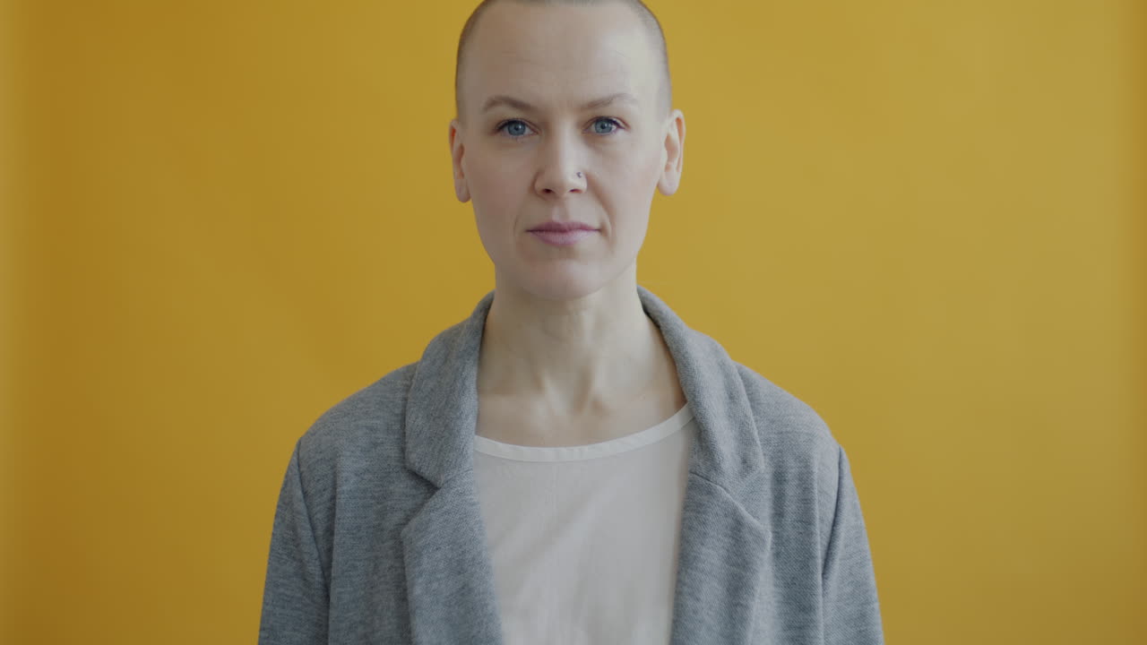 una mujer saludando.