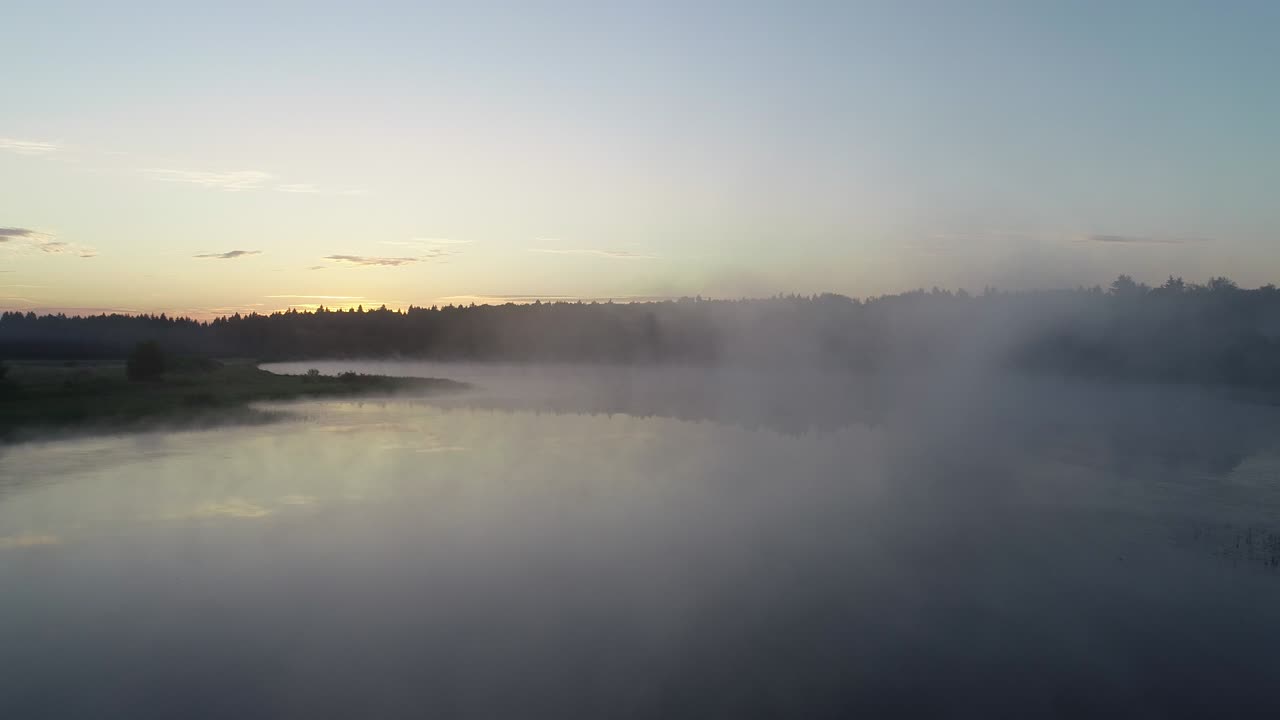 아침 안개에 있는 숲의 호수, 새벽의 빛에