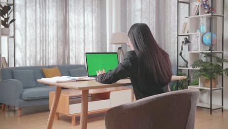 집에서 일하는 여성