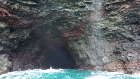 4k hawaii kauai navegación en el océano flotando de derecha a izquierda cerca de la cascada y la cueva