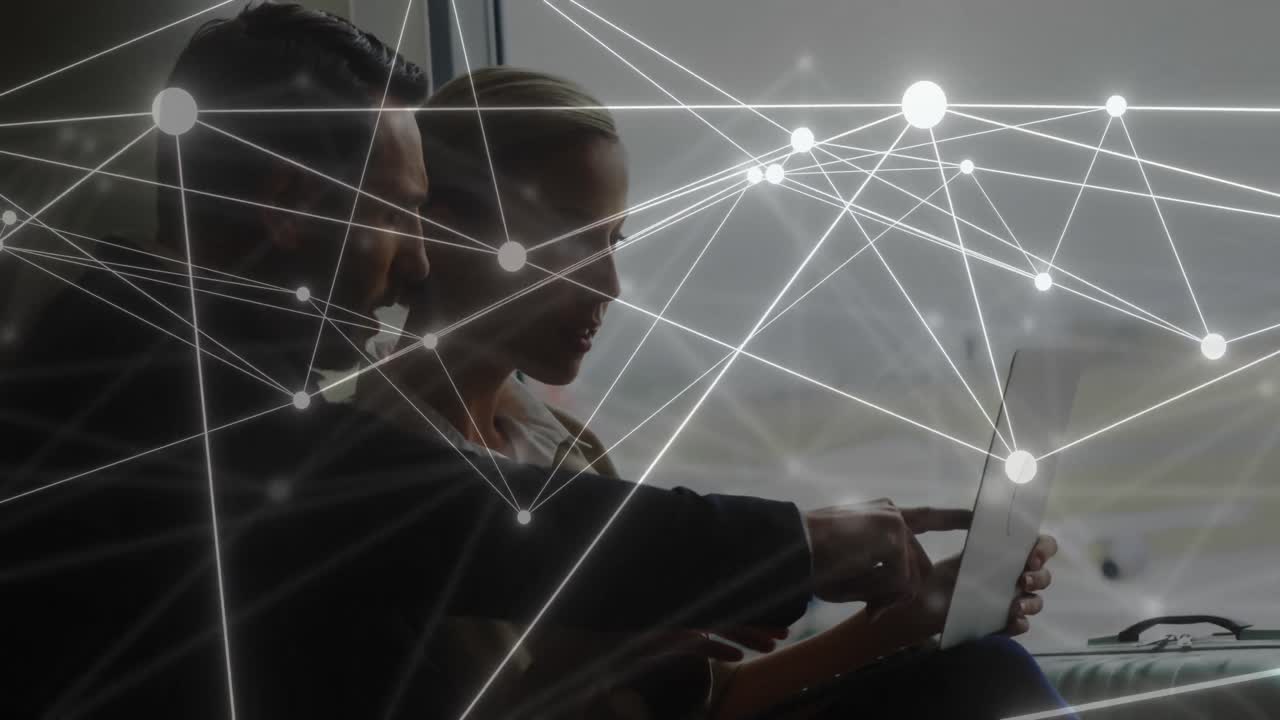animación de datos y red de conexiones a través de empresarios caucásicos que utilizan computadoras portátiles
