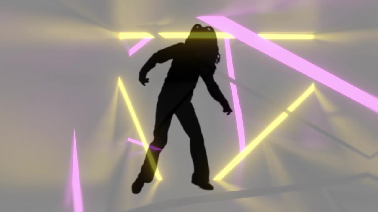 Performer donna che reagisce a proiezioni di raggi neon, spostandosi e ruotando per creare effetti visivi scenici.